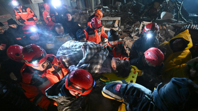 Depremden saatler sonra hayata tutundular